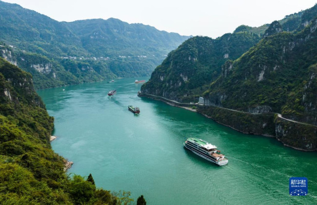 3月29日，“长江三峡1”号游轮行驶在湖北省宜昌市夷陵区水域（无人机照片）。