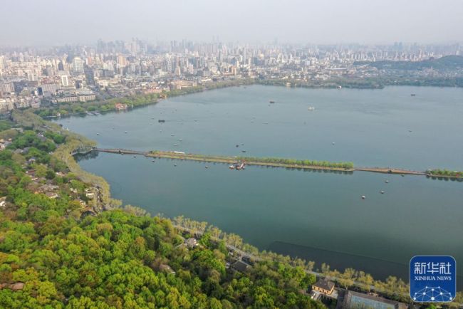 杭州气温回升，西湖春意盎然