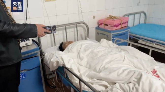 轮胎起火了！男子冲出去灭火，下一幕捂着胸口倒下