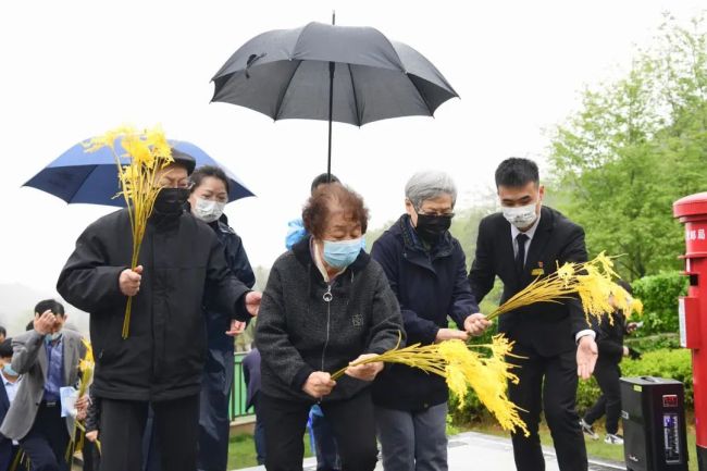 袁隆平夫人和学生带着“成绩单”去看袁老了