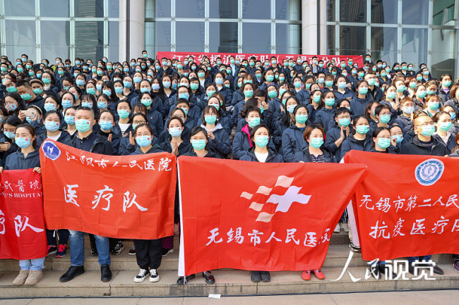 2022年4月3日，江苏无锡，来自无锡各市属医院、华东疗养院、各县区部分医疗机构的508名医疗队员集结出发前往上海，支援上海抗击新冠肺炎疫情。