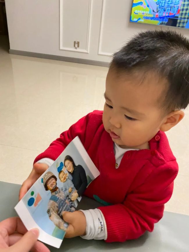 陈红军烈士墓前这张“全家福”，看哭了