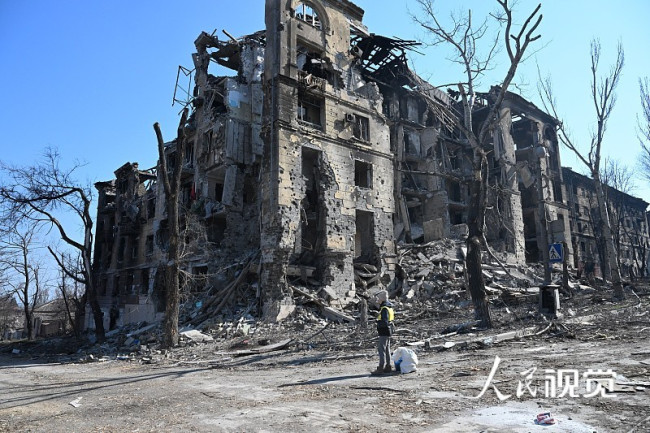 当地时间2022年4月5日，乌克兰马里乌波尔，被炮击破坏的建筑物。