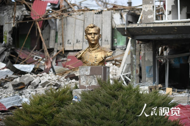 当地时间2022年4月5日，乌东部卢甘斯克地区，当地一所学校在炮击中被炮弹摧毁。