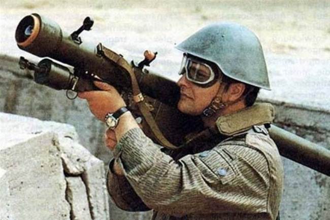 使用sa-7 grail strela-2m 9k2便携式防空导弹的前东德士兵 德媒引自