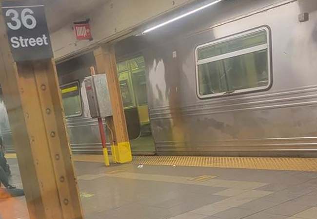 纽约地铁枪击案13伤多人倒血泊中 嫌犯已逃离现场