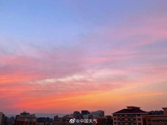 北京天空现绝美橙粉晚霞
