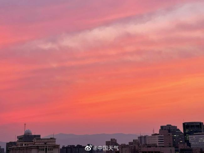 北京天空现绝美橙粉晚霞