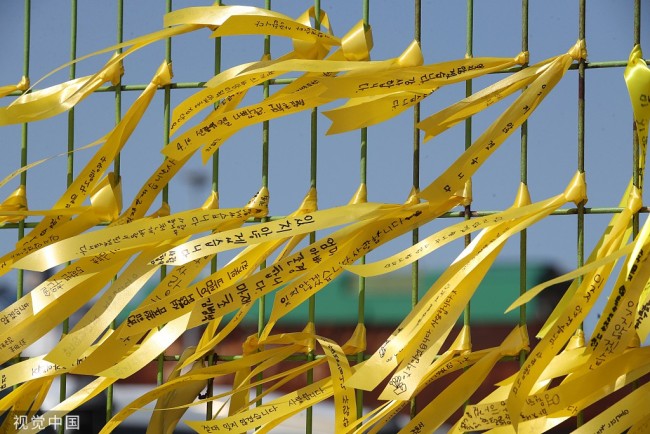 韩国世越号沉船8周年将至民众绑黄丝带寄哀思