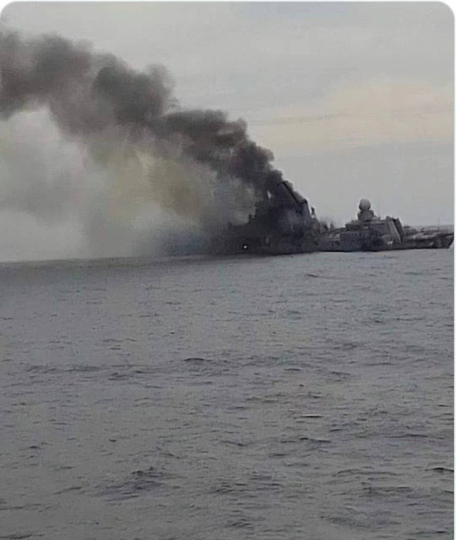 俄黑海舰队旗舰起火爆炸画面曝光：船体浓烟滚滚