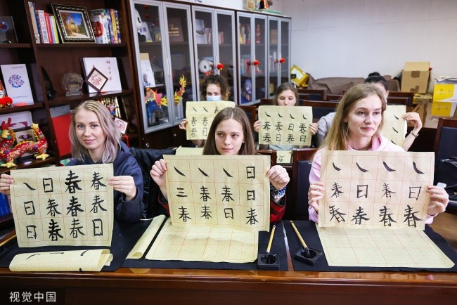 联合国中文日到来 俄罗斯学生手握毛笔学写汉字