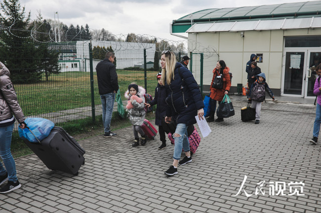 当地时间2022年4月21日，乌克兰利沃夫，大批在俄乌冲突爆发时出国避险的乌克兰民众如今开始返回家园。