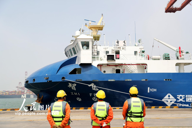 我国自主研发智能航行船舶在山东青岛首航。