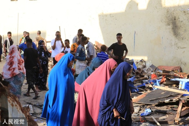 当地时间2022年4月23日，索马里摩加迪沙，爆炸现场一片狼藉。22日，当地一酒店遭遇自杀式炸弹袭击，索马里警察总监**、数名国民议会议员以及多名政界人士当时在酒店用餐。袭击事件已造成人员伤亡，索马里“青年党”宣称对此事件负责。