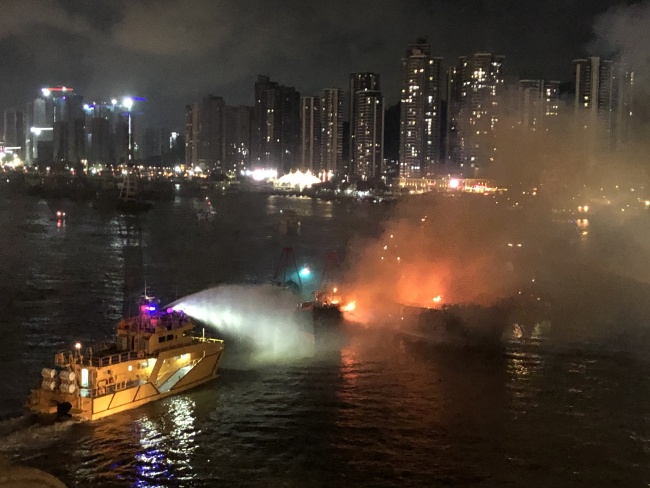 澳门内港附近海域多艘船只起火 火势已基本扑灭