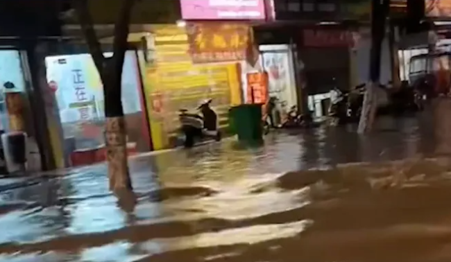 河南暴雨 南阳临街商铺被淹