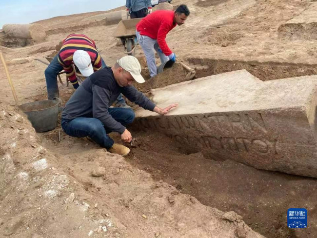 考古人员在埃及北西奈省的遗址发掘现场工作。