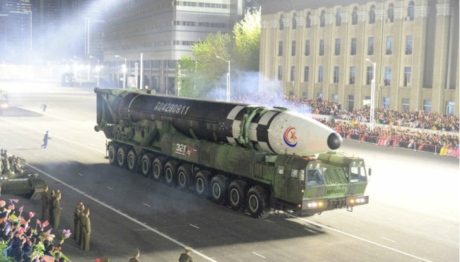 朝鲜举行阅兵式 洲际导弹高超音速武器亮相