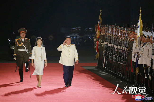 当地时间2022年4月25日，朝鲜平壤，朝鲜在首都平壤金日成广场举行阅兵式，纪念朝鲜人民革命军建军90周年，朝鲜最高领导人金正恩日偕妻子李雪主观看。