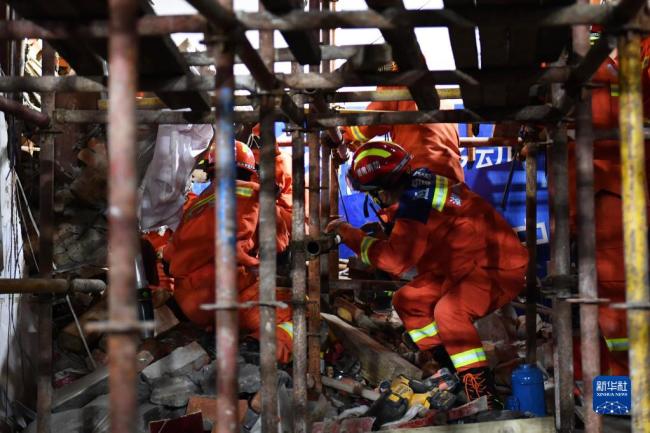 长沙居民自建房倒塌事故救出第七名被困者