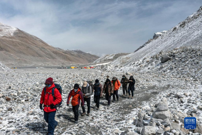 冰川与污染物科考小组在徒步前往东绒布冰川区域（5月1日摄，无人机照片）。新华社记者 孙非 摄