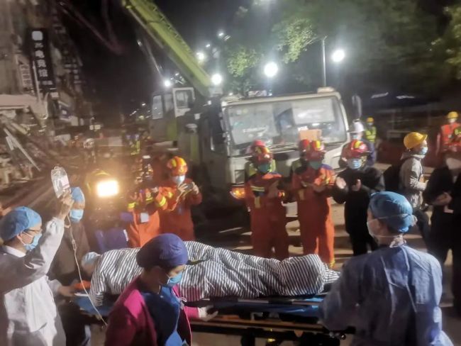 长沙居民自建房倒塌事故的第九名被困人员被救出