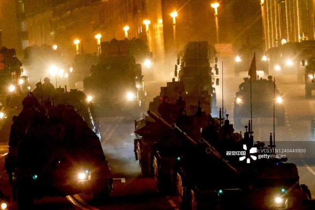 当地时间2022年5月4日，俄罗斯莫斯科，参加红场五九阅兵彩排的俄军机械化地面装备正在特维尔大街列队行进。