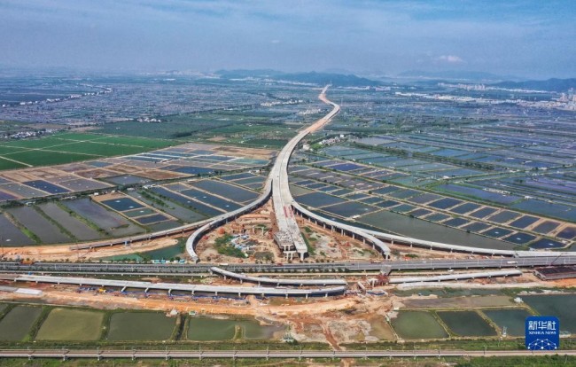 5月5日拍摄的珠海鹤港高速公路二期工程高栏港枢纽立交桥建设现场（无人机照片）。