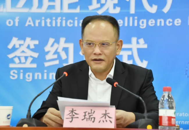 中青宝董事长辞职 94年儿子接任