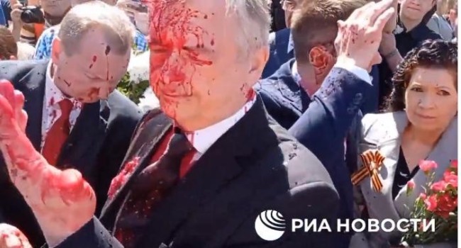 俄驻波兰大使在墓地被人泼红漆