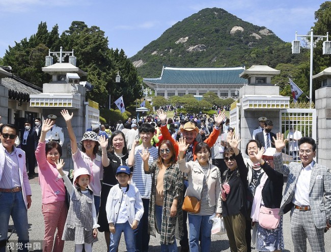 韩国青瓦台时隔74年全部开放 民众捧花涌入