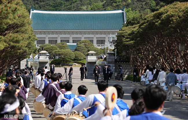 韩国青瓦台时隔74年全部开放 民众捧花涌入