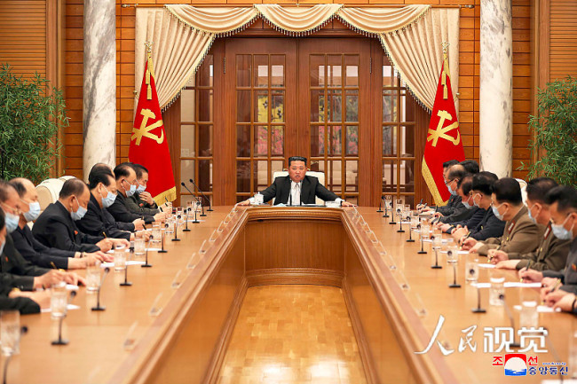 当地时间2022年5月12日，朝鲜平壤，据朝中社报道，朝鲜最高领导人金正恩出席朝鲜劳动党第八届中央委员会第八次政治局会议举行。
