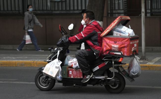 北京街头，外卖快递配送不停。