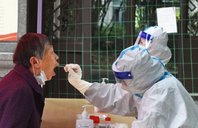 5月11日，在蜀山區栢悅公館，醫護人員在對居民進行常態化核酸檢測。全媒體記者 趙瑞瑞 攝
