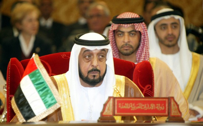 當地時間2004年12月20日，巴林麥納麥，阿聯酋總統哈利法·本·紮耶德出席會議。