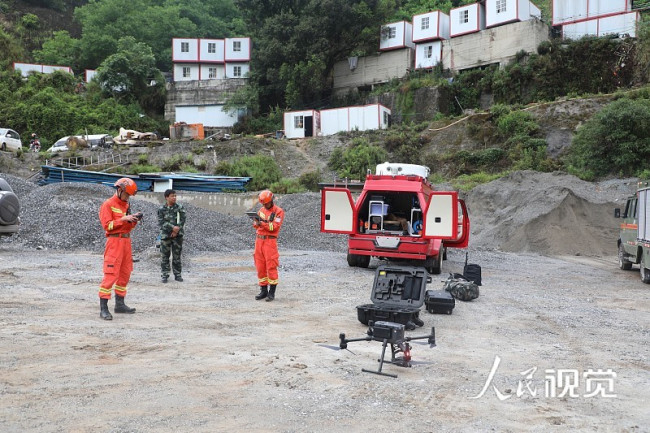 2022年5月14日，云南省大理州森林消防支队队员上山搜救失联人员。