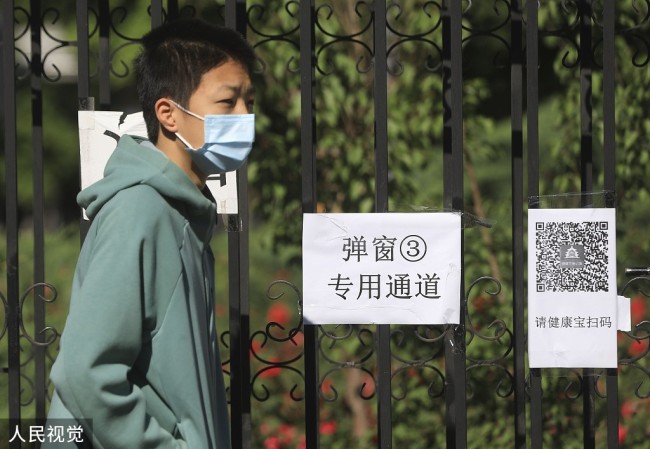 2022年5月14日，北京，一社区为“弹窗3”市民开设核酸专用通道。