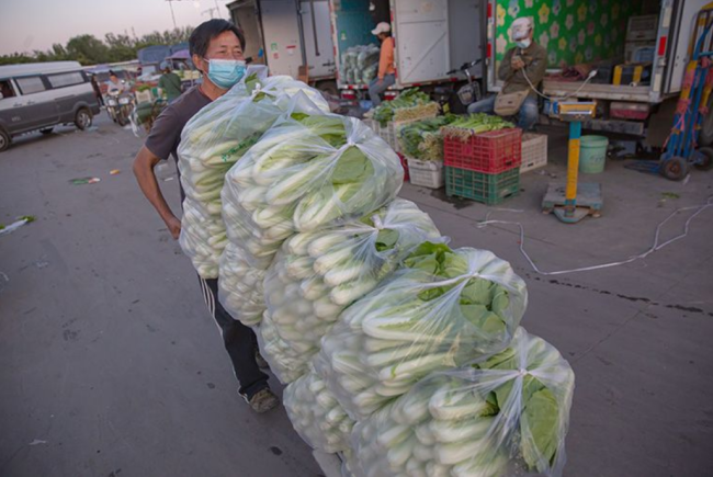 北京新发地市场加大果蔬和猪肉上市量
