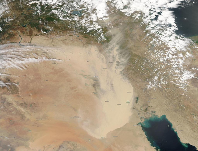 卫星图片显示沙尘暴席卷中东。
