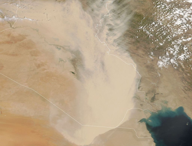 当地时间2022年5月16日，由美国国家航空航天局地球观测站(NASA's Earth Observatory)提供的卫星图片显示，一场沙尘暴席卷了伊拉克和邻国的部分地区。