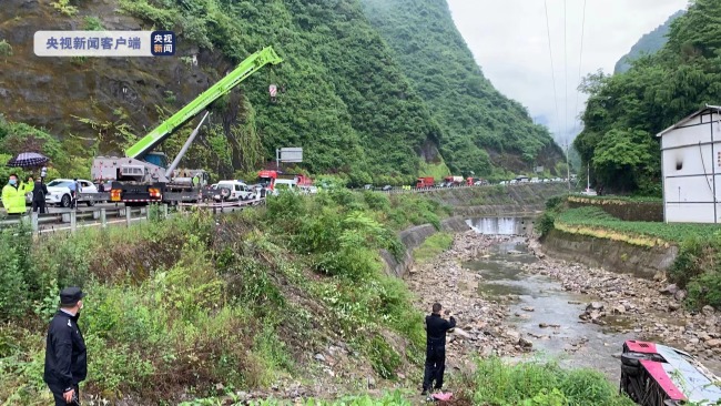 重庆载20人客车侧翻 已致1死1重伤，事故原因调查中