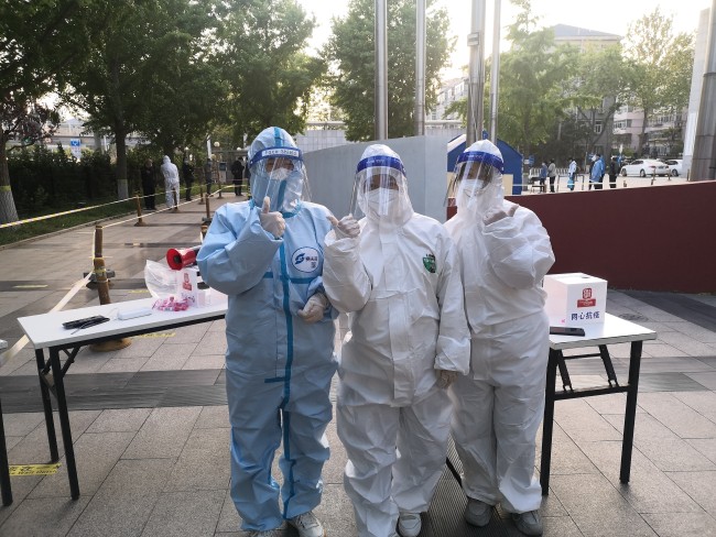 穿上防护服，社会工作者变身各种角色