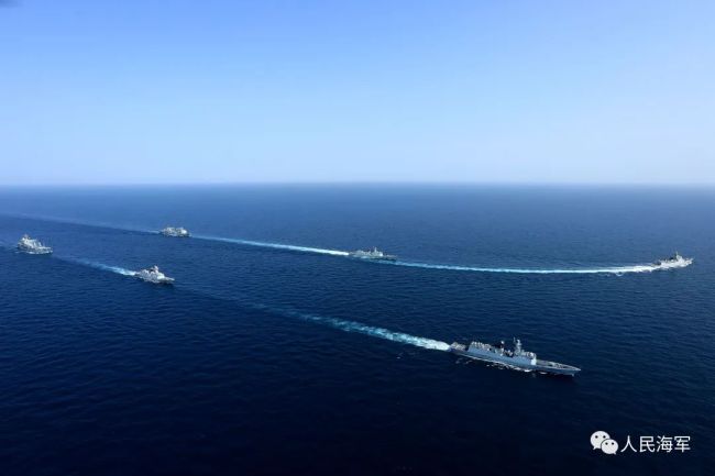 人民海军硬核赛龙舟 追求的不止是速度还有炮火争鸣