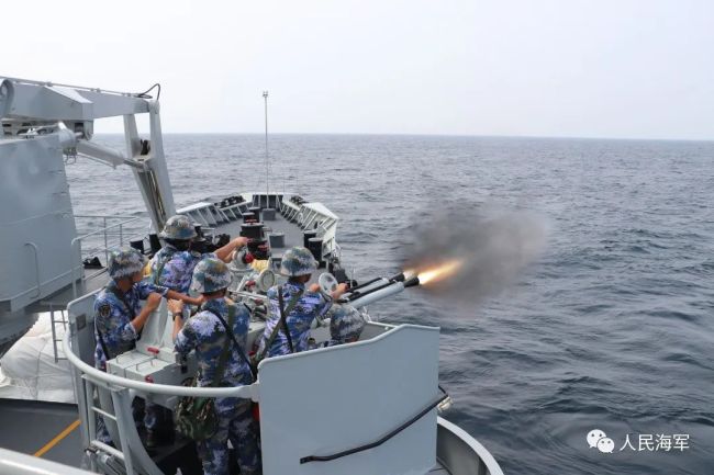 人民海军硬核赛龙舟 追求的不止是速度还有炮火争鸣