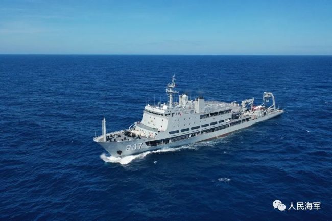 人民海军硬核赛龙舟 追求的不止是速度还有炮火争鸣