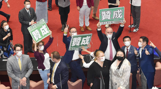 斯洛伐克窜访团在台“立法院”模仿蓝绿打架