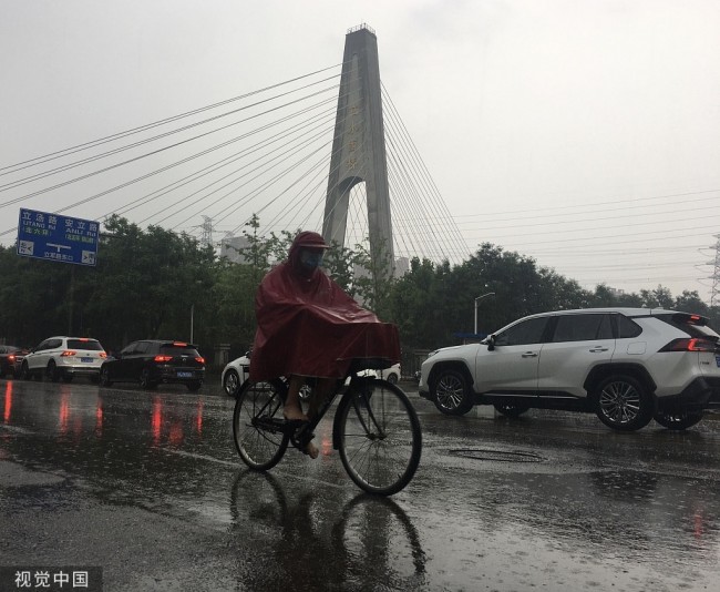 2022年6月11日，北京，行人昌雨骑行经过立水西桥。