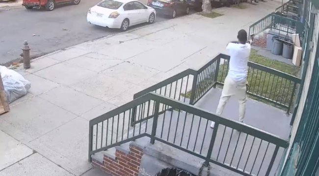 美国黑人男子在空旷街头肆意开枪 监控视频曝光
