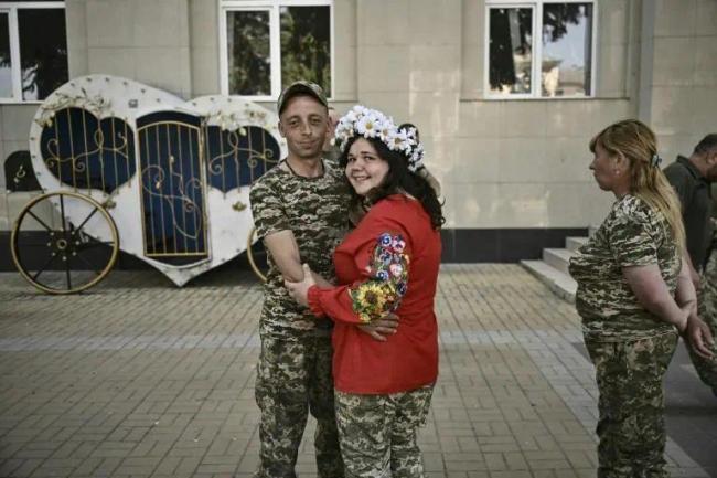 乌军两对新人在前线举行婚礼 期间空袭警报3次响起